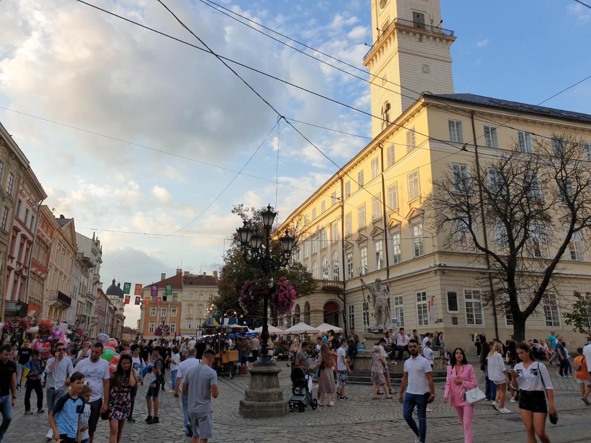 Modern Apartment In The City Center Lviv Bagian luar foto